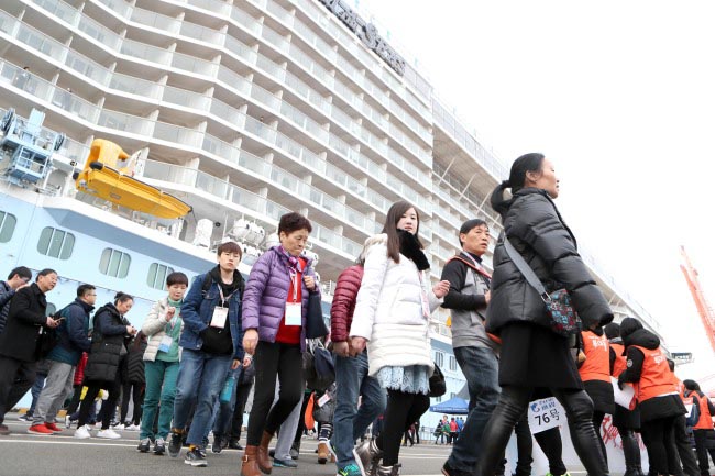 Du kh&aacute;ch Trung Quốc đến TP Busan - H&agrave;n Quốc h&ocirc;m 5-3. Ảnh: Yonhap