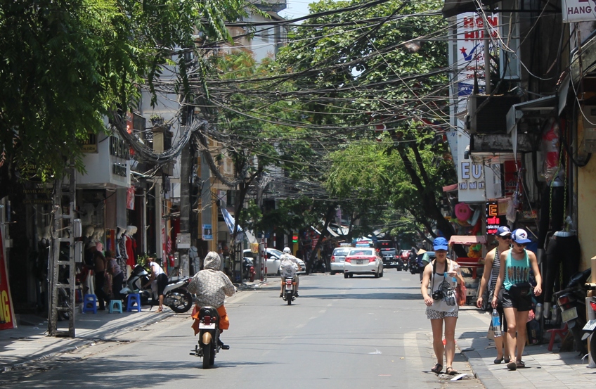 "Mưa vàng" giải nhiệt nắng nóng cực điểm ở Hà Nội, miền Bắc