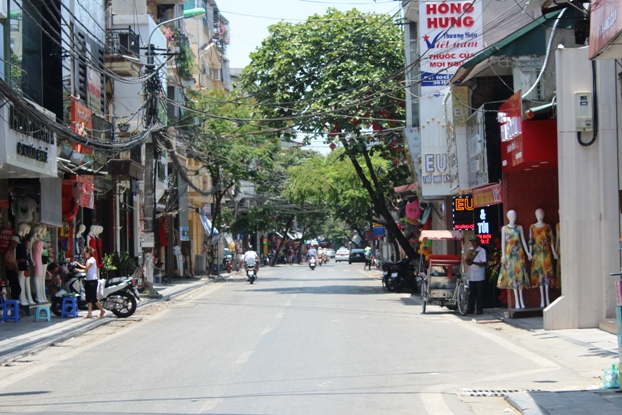 Ngỡ ng&agrave;ng H&agrave; Nội hoang vắng giữa trưa nắng thi&ecirc;u đốt - Ảnh 6.