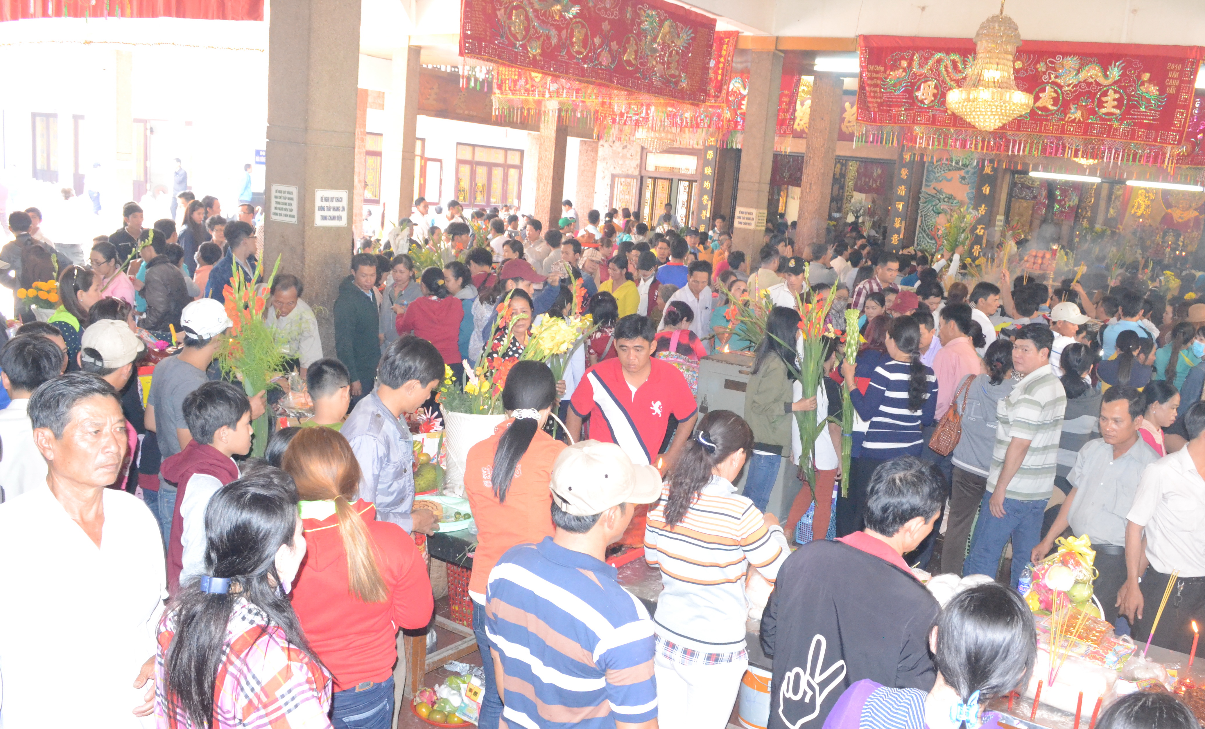 Hàng chục ngàn người chen chân vào khu chánh điện để cúng bái và xin lộc Bà.