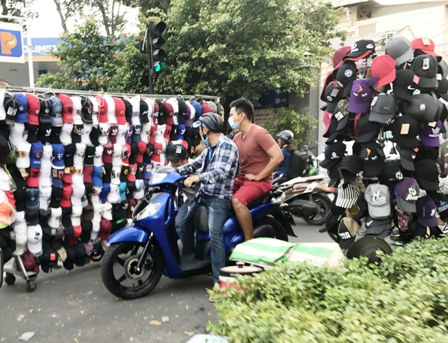 
Khách hàng chọn hàng rong vì sự ti&ecirc;̣n lợi, c&acirc;̀n gì thì gặp đ&acirc;u mua đó

