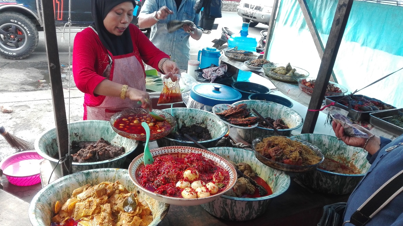 
Một h&agrave;ng b&aacute;n đồ ăn sẵn ở Bukittingi
