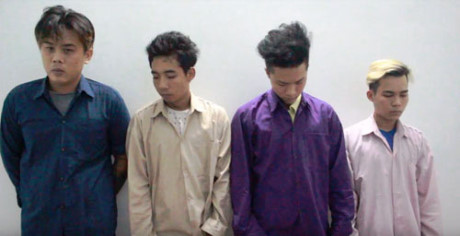 Chiếu đèn vào đôi nam nữ đang tâm sự, bị đánh chết