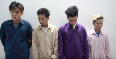 Bị đánh chết vì chiếu đèn vào đôi tình nhân đang tình tự