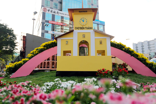 Tiểu cảnh chợ Bến Thành ở đường hoa Nguyễn Huệ