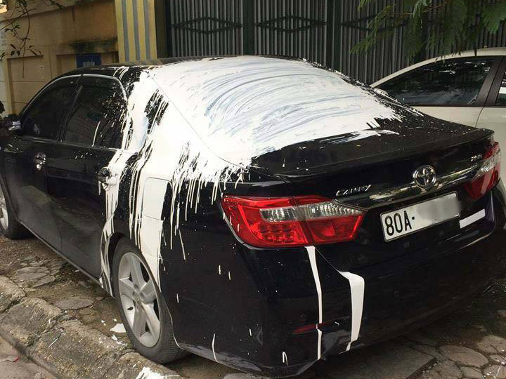 Xe Camry màu đen biển 80A bị hắt sơn trắng xóa