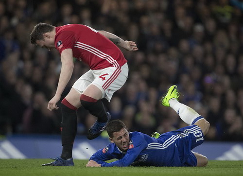 Eden Hazard nằm s&acirc;n trước sự đeo b&aacute;m của Phil Jones