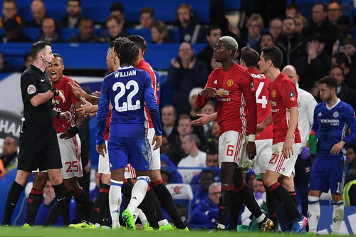 Hazard (b&igrave;a phải) thản nhi&ecirc;n xem trọng t&agrave;i xử Herrera