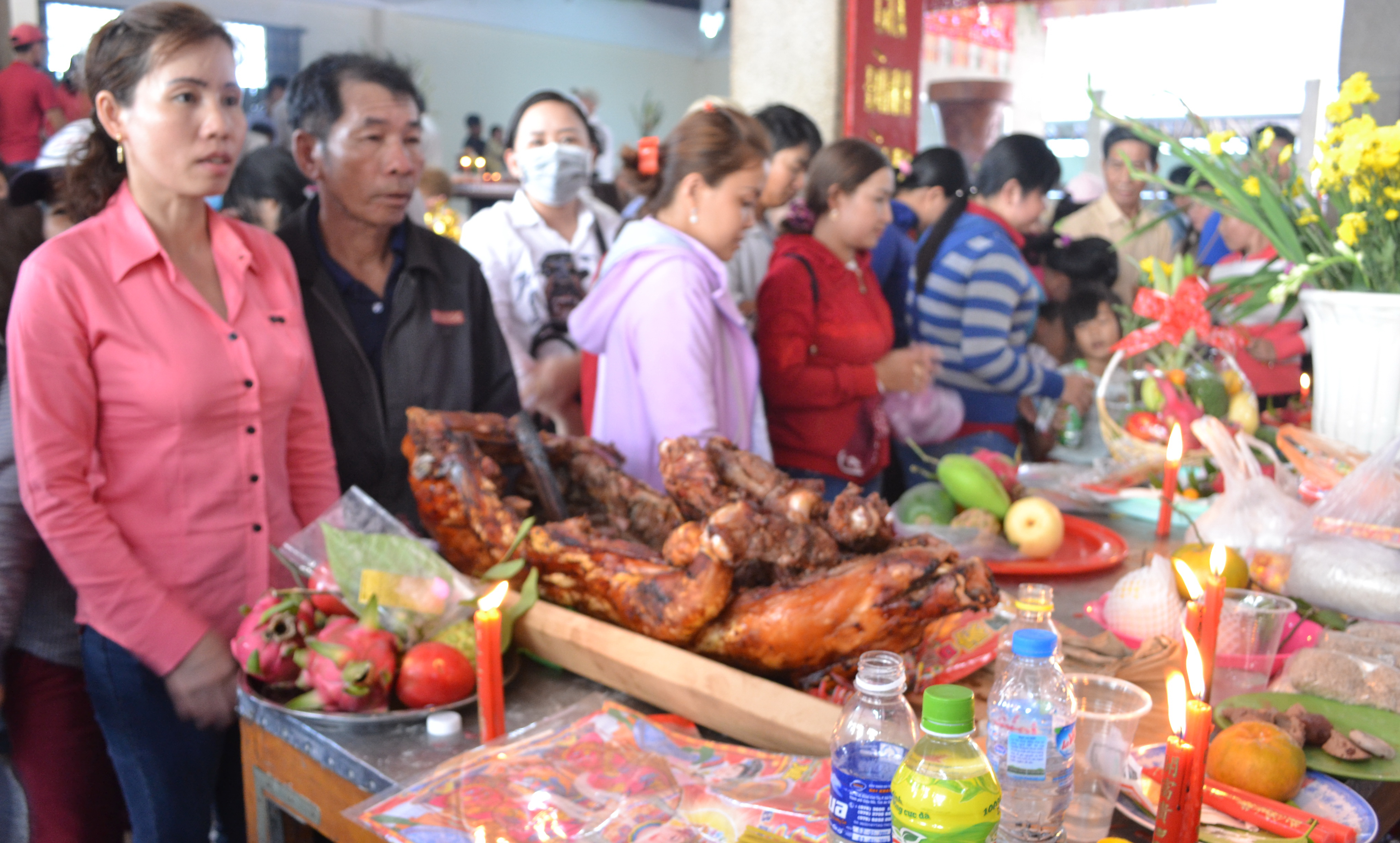 Hiếm khi gặp người cúng heo quay tạ lễ Bà mà lại đặt lật ngửa như thế này.