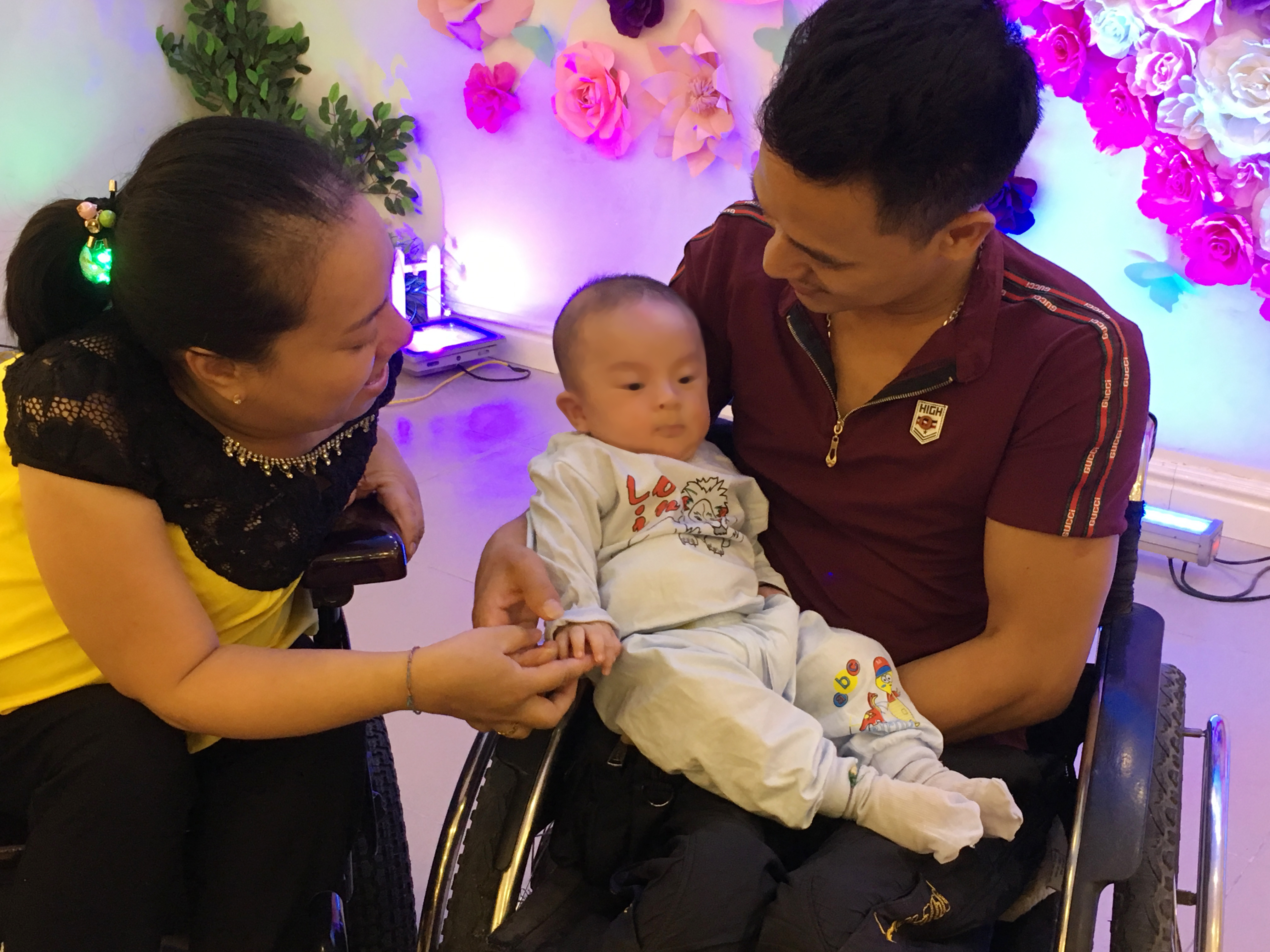 Cặp vợ chồng bại liệt, hiếm muộn vỡ òa  đón “thiên thần bé nhỏ"