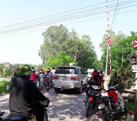 Xe máy ở bên đường, thi thể cô gái trẻ nổi dưới sông
