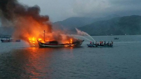 Đang neo đậu, hàng loạt tàu cá bỗng dưng bốc cháy