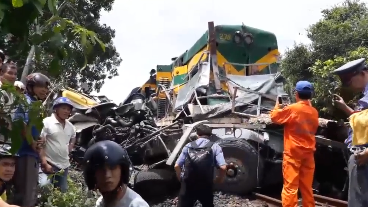 Hiện trường vụ tai nạn do nh&acirc;n vi&ecirc;n đường sắt ngủ qu&ecirc;n kh&ocirc;ng k&eacute;o g&aacute;c chắn t&agrave;u khiến 2 người chết