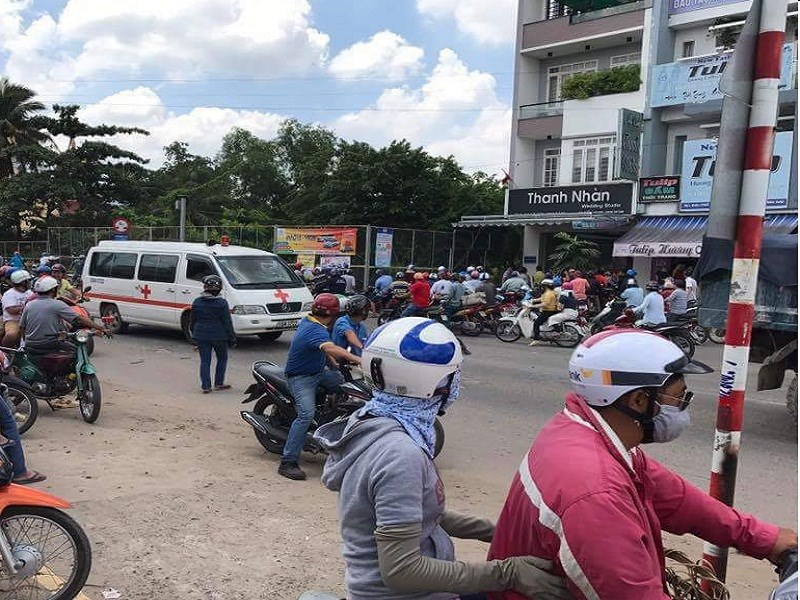 Xông vào tiệm áo cưới, chém người rồi cố thủ tự sát