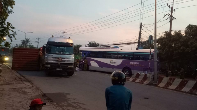 T&ocirc;ng v&agrave;o xe đầu k&eacute;o, t&agrave;i xế xe kh&aacute;ch chết thảm - Ảnh 1.