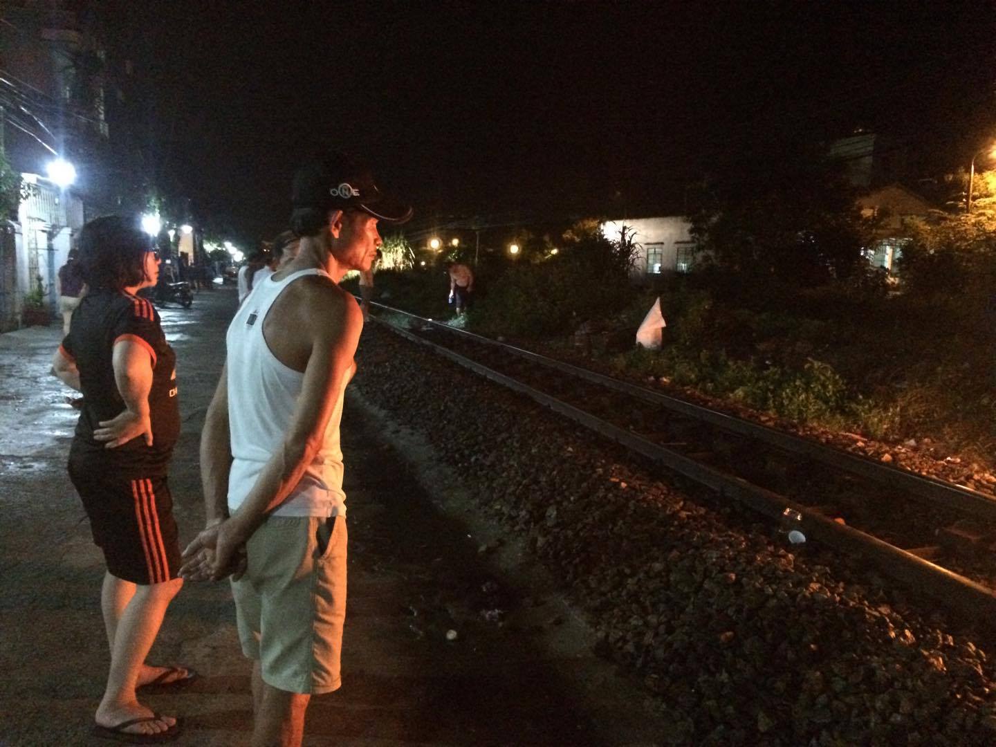 Nam thanh niên bị tàu hỏa kéo lê 20m tử vong