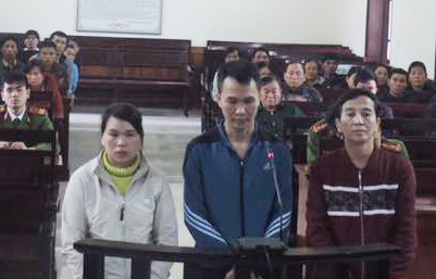 Nhậu xong, 2 "tú ông" thay nhau hiếp dâm bé gái 14 tuổi