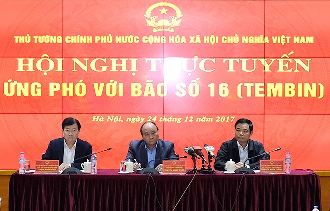 Bão số 16 mạnh khủng khiếp: Trực thăng bay dọc biển cảnh báo dân