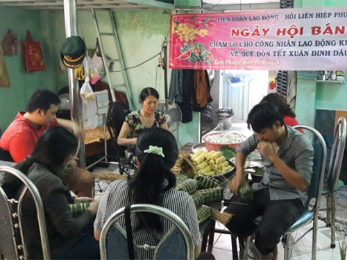 Công nhân tham gia ngày hội gói bánh tét do LĐLĐ Quận Bình Tân, TP HCM tại cụm phường Bình Trị Đông A.