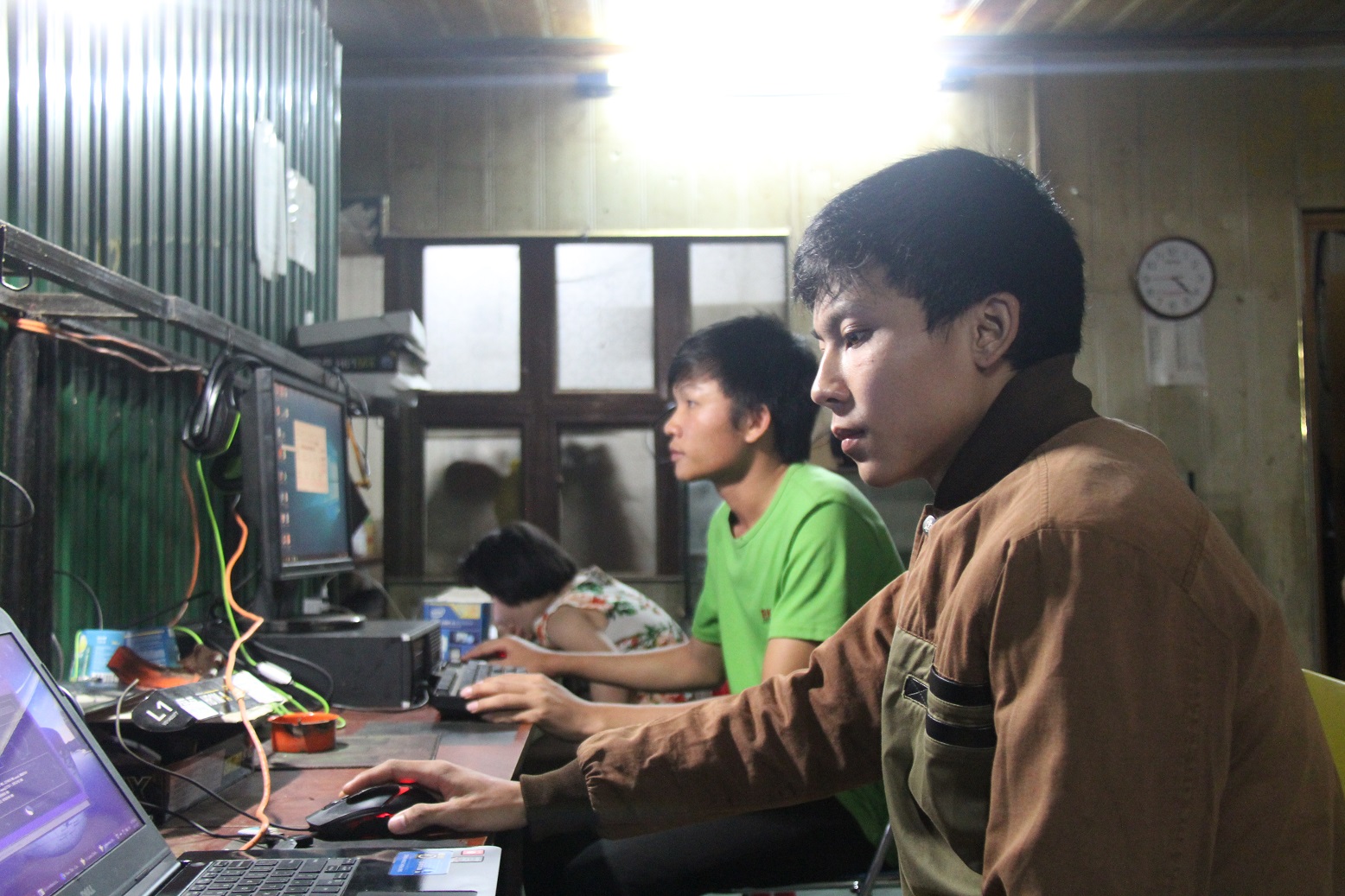 Khen thưởng 2 sinh viên lao xuống hồ nước sâu cứu người