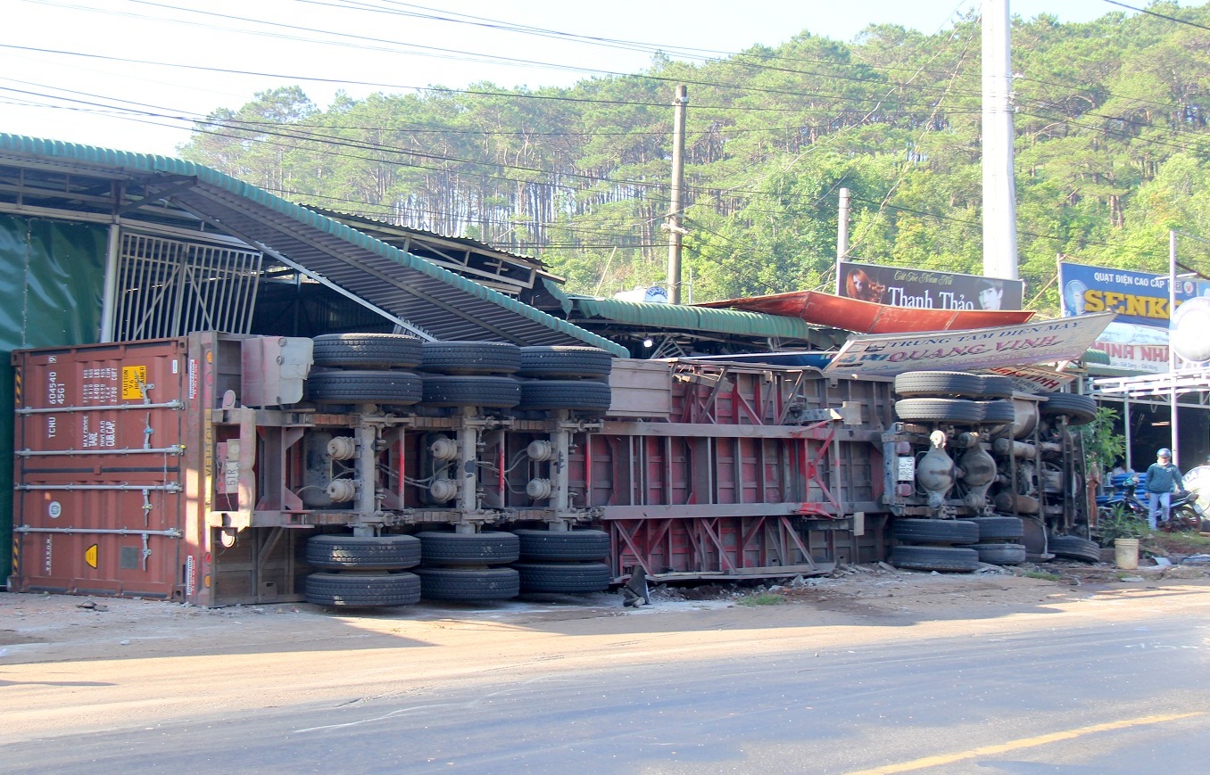 Container tông xe máy, 5 người thương vong