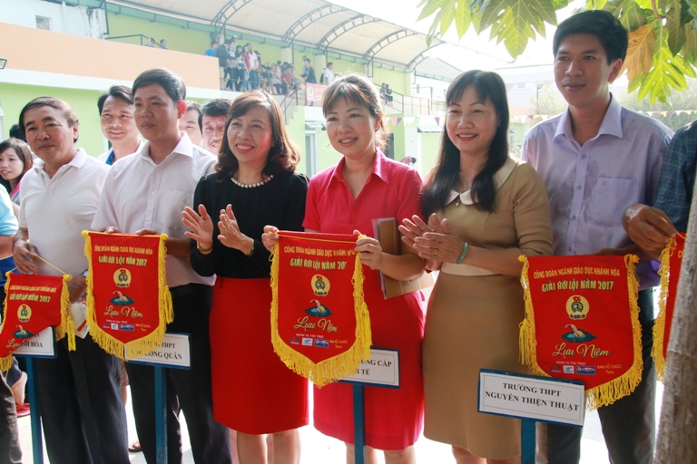 Lãnh đạo Công đoàn tỉnh Khánh Hoà tặng cờ lưu niệm cho các đơn vị tham gia giải
