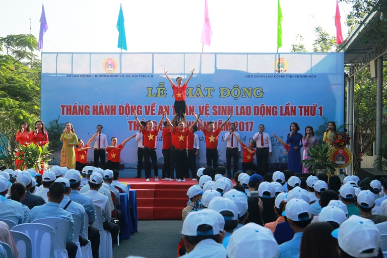 Khánh Hòa: Nâng cao đời sống, giảm tai nạn cho người lao động