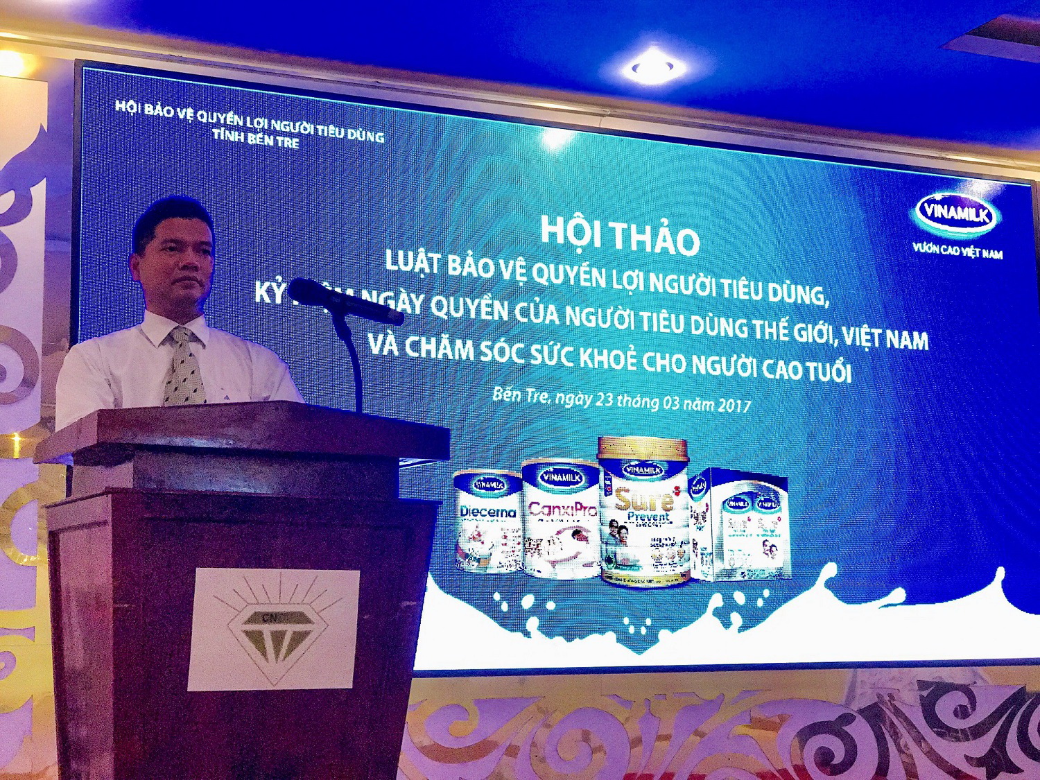 Vinamilk chăm sóc sức khỏe cho hơn 1.000 người cao tuổi - Ảnh 1.