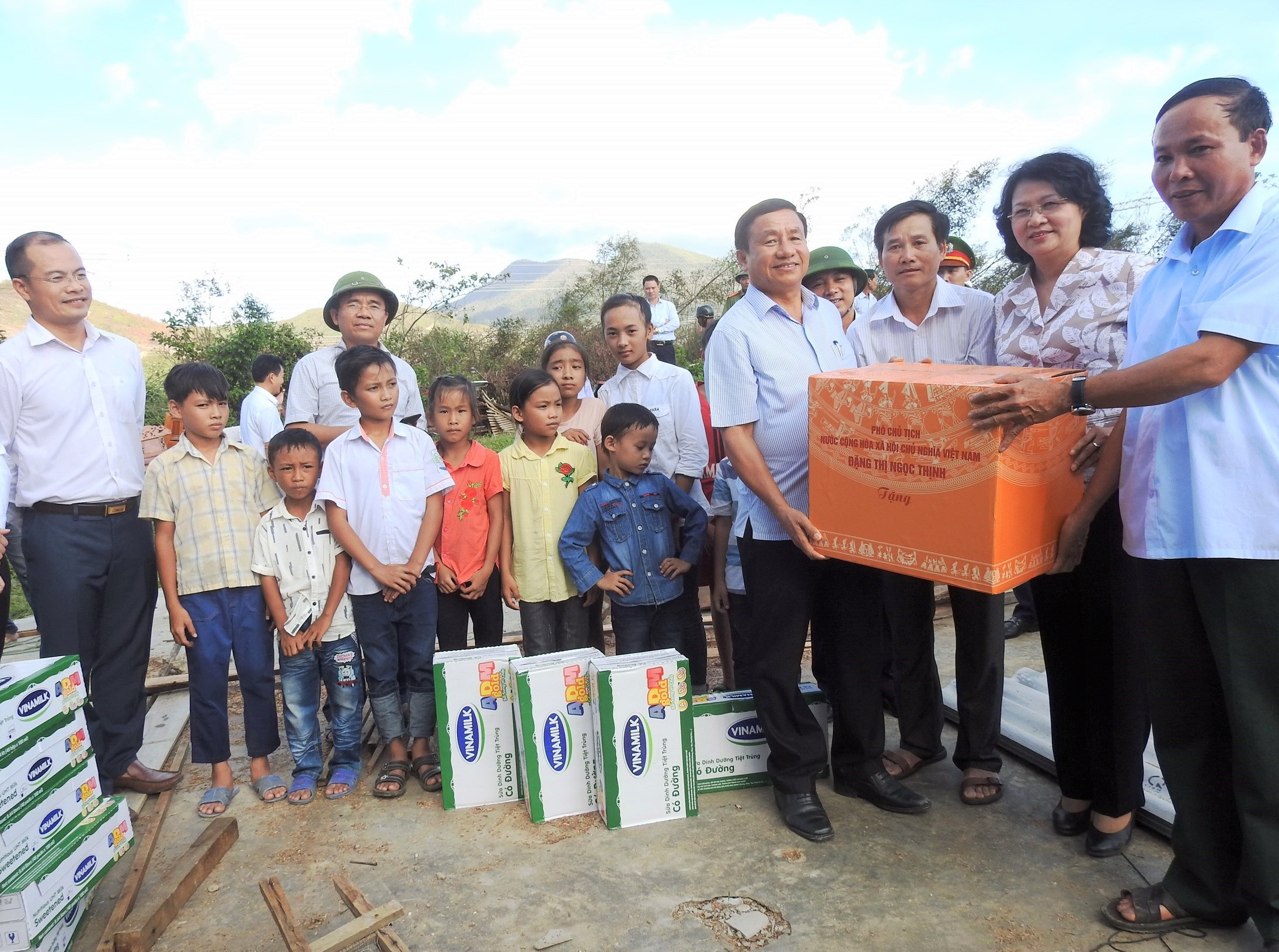 Vinamilk tặng sữa cho trẻ em vùng lũ