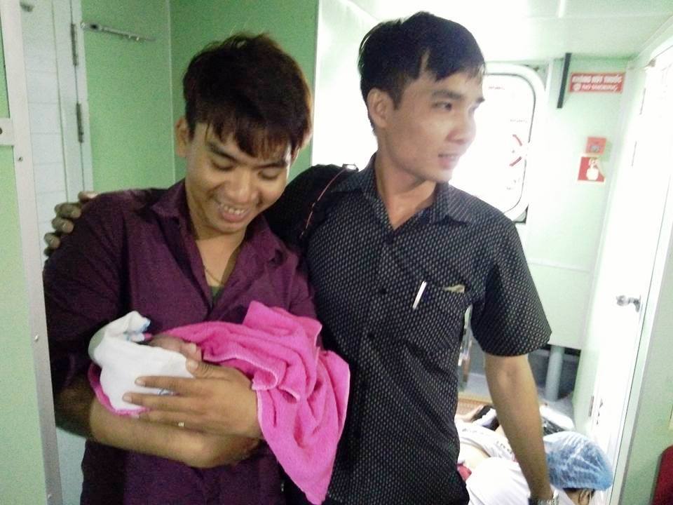 Hành khách nam đỡ đẻ thành công trên tàu cao tốc