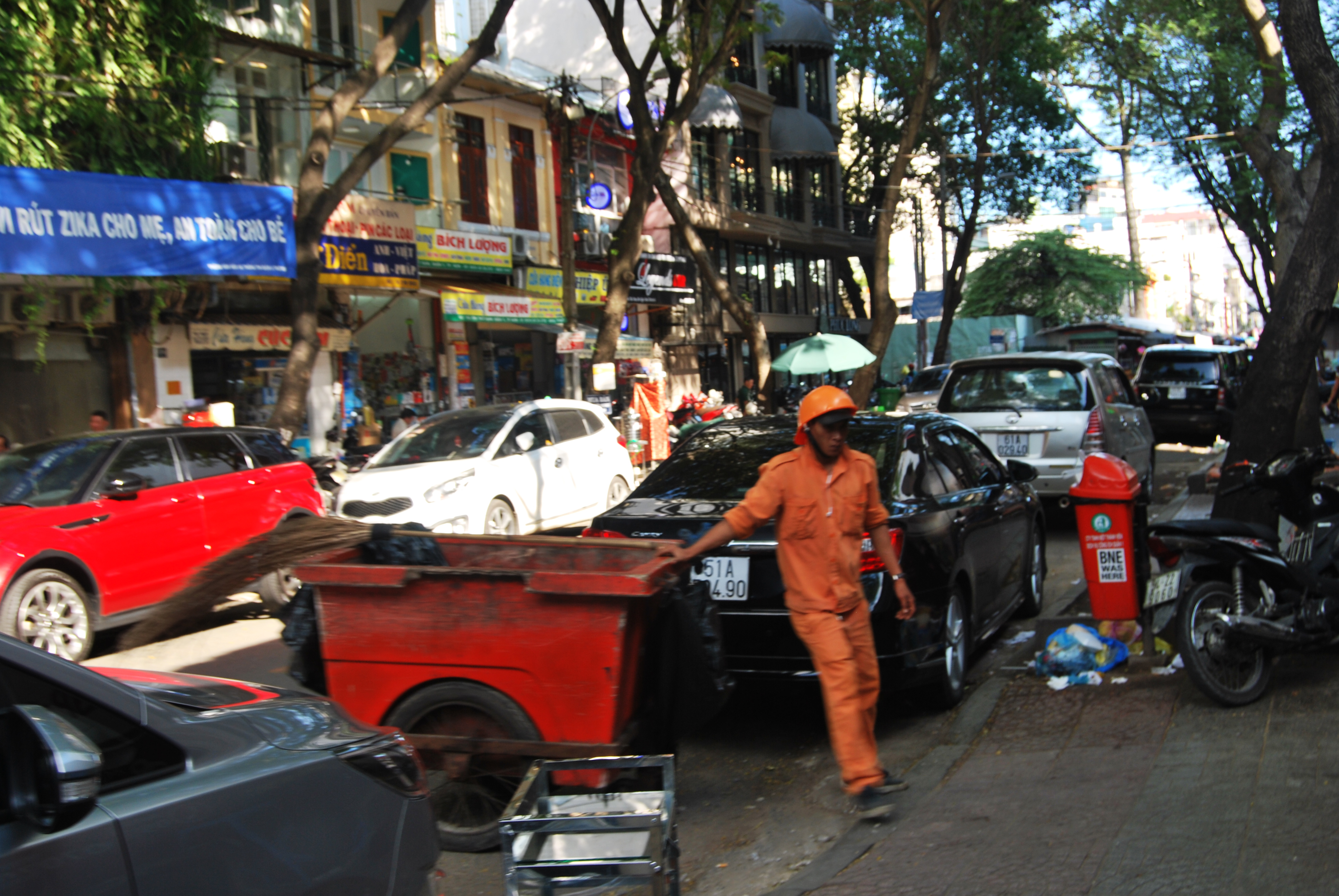 Đoạn Tôn Thất Đạm - Hàm Nghi xe đậu ngổn ngang thành hàng, đến cả công nhân vệ sinh cũng phải bức xúc vì không thể đẩy xe vào lấy rác