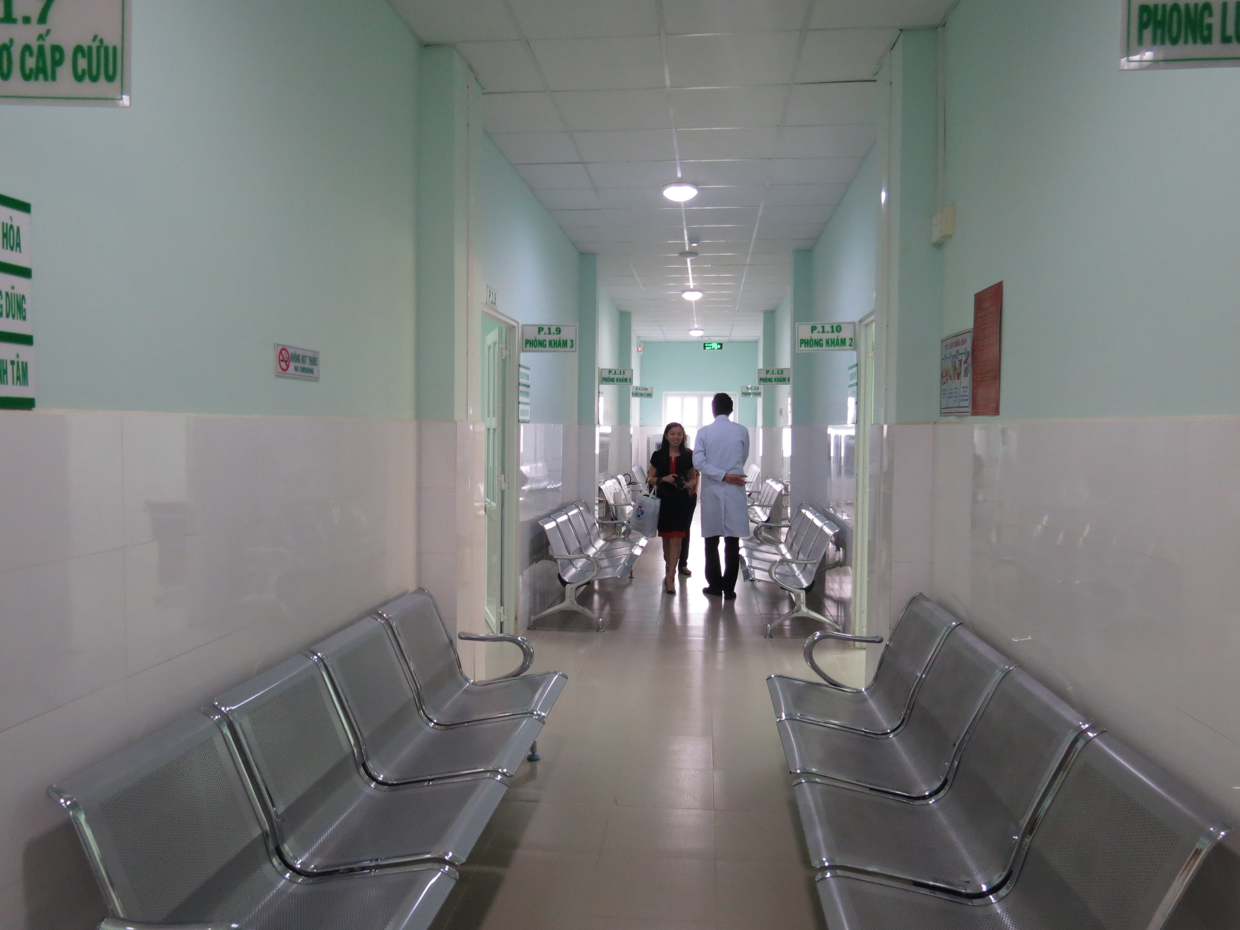 Phòng khám gồm nhiều phòng khám đa khoa và chuyên khoa nhỏ hơn bên trong