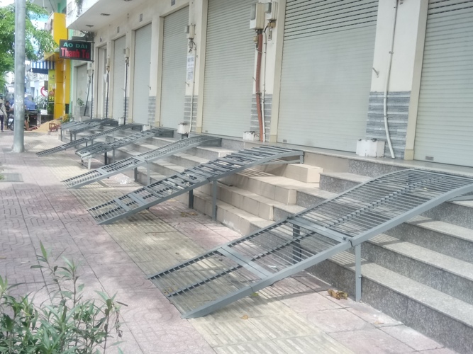 Nhiều nhà phố dùng bậc tam cấp di động lấn ra vỉa hè. Bậc tam cấp này dễ dàng phi tang khi cơ quan chức năng kiểm tra