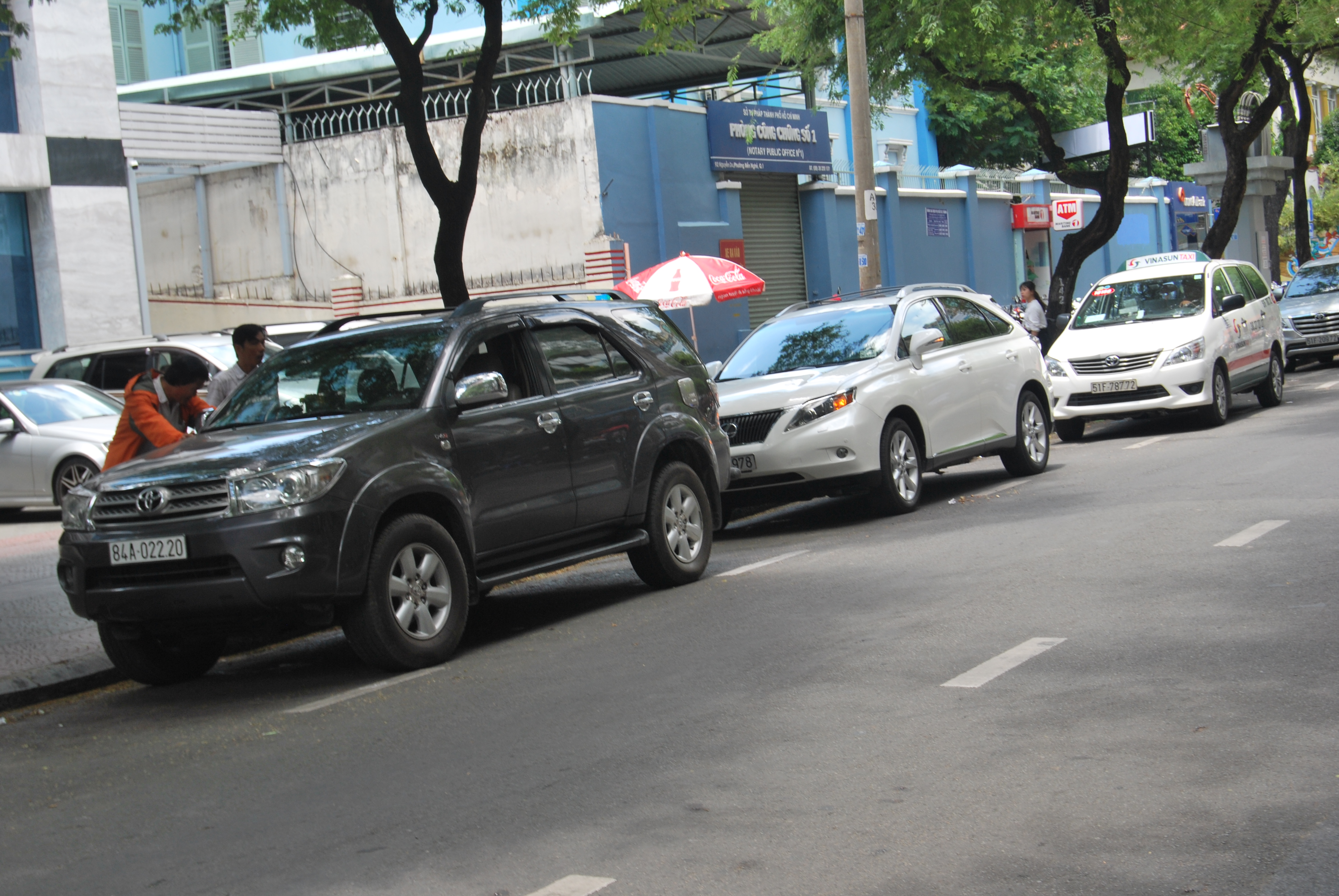 Trước số nhà 92-94 Nguyễn Du, xe ô tô đậu thành hàng nối dài dưới lòng đường. Nhiều người nghi ngờ khu vực này có tình trạng bảo kê bởi nơi đây cấm đậu xe.