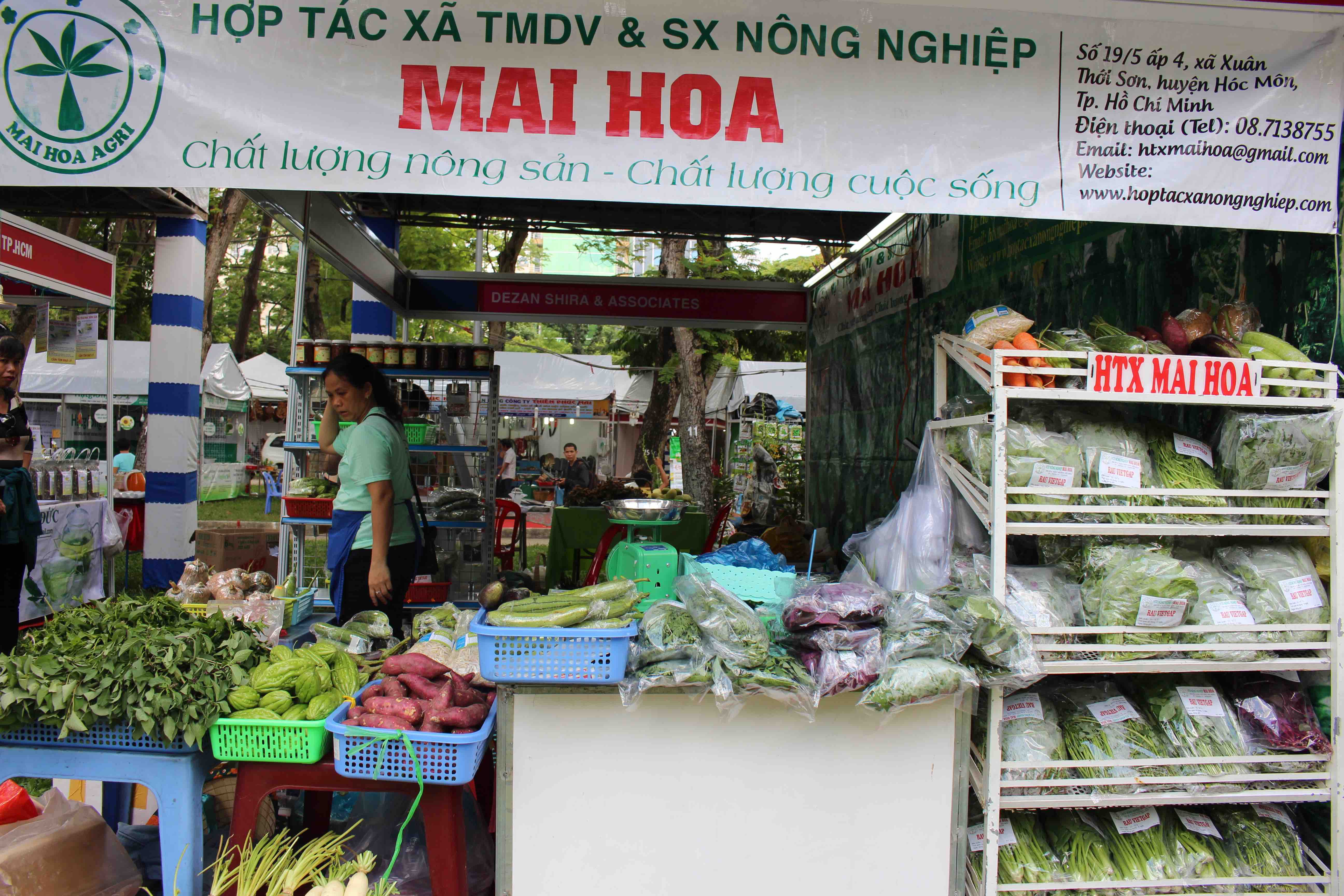 Gian h&agrave;ng n&ocirc;ng sản sạch của chị Mai Hoa (Huyện H&oacute;c M&ocirc;n,TPHCM) trưng b&agrave;y nhiều mặt h&agrave;ng, c&aacute;c loại rau củ sạch c&oacute; bao b&igrave; v&agrave; nh&atilde;n m&aacute;c r&otilde; r&agrave;ng.