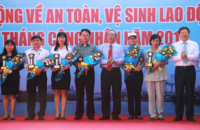 Lãnh đạo UBND và LĐLĐ tỉnh Khánh Hòa biểu dương những doanh nghiệp có thành tích trong công tác chăm lo đời sống người lao động