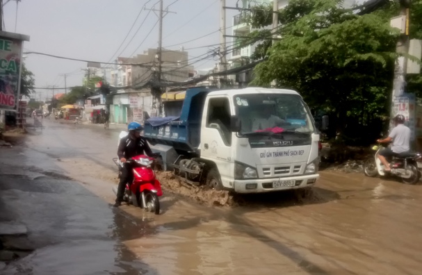 Con đường nước ngập giữa nắng thiêu ở TP HCM