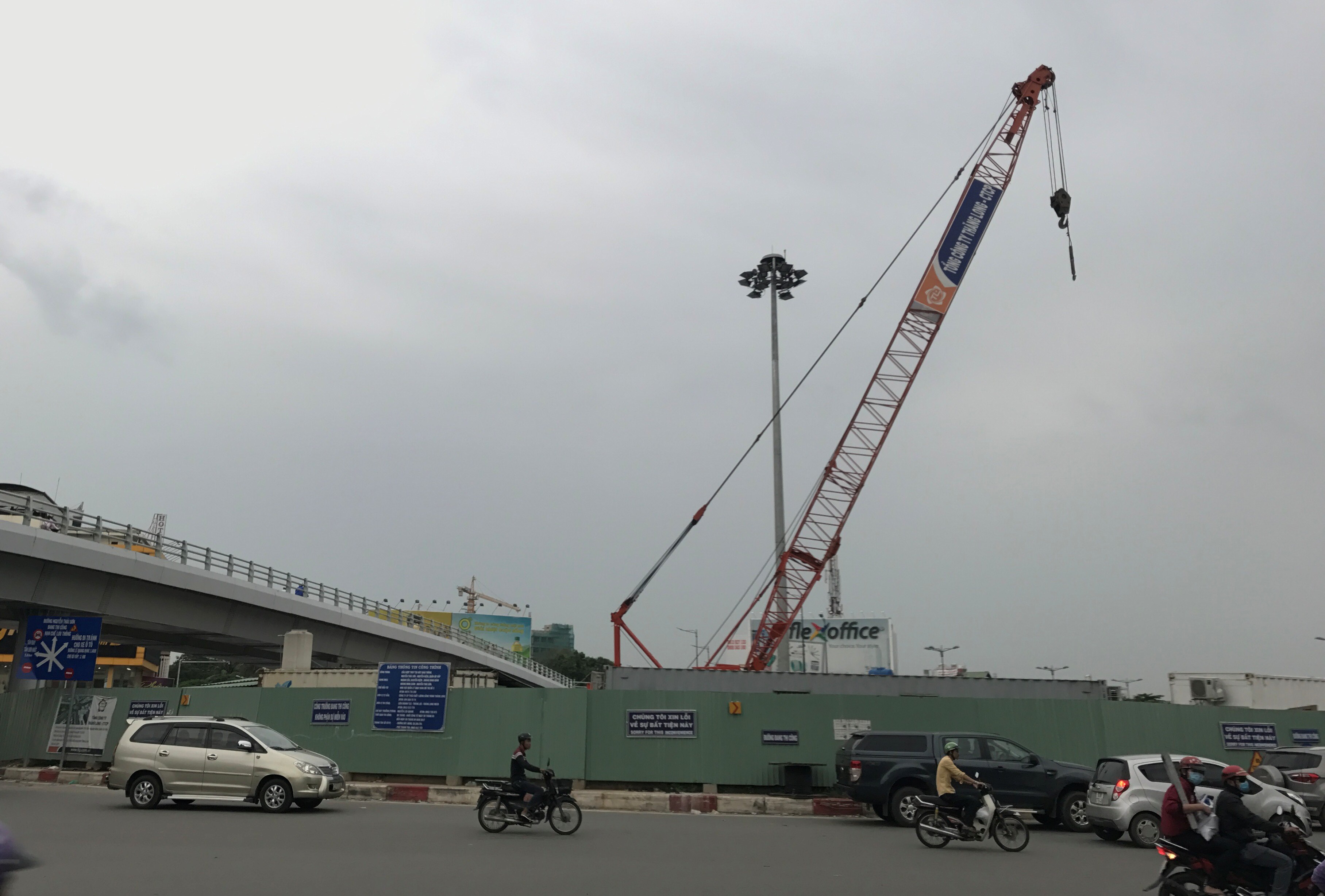 Cho một công ty tiếp tục thi công dự án cầu vượt cửa ngõ Tân Sơn Nhất