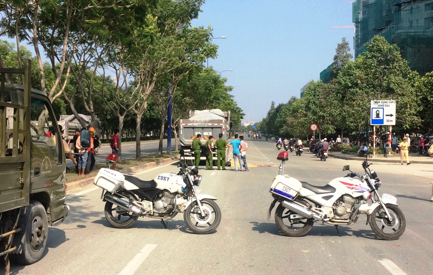 TP HCM: Xe máy tông xe ben, 2 người chết tại chỗ