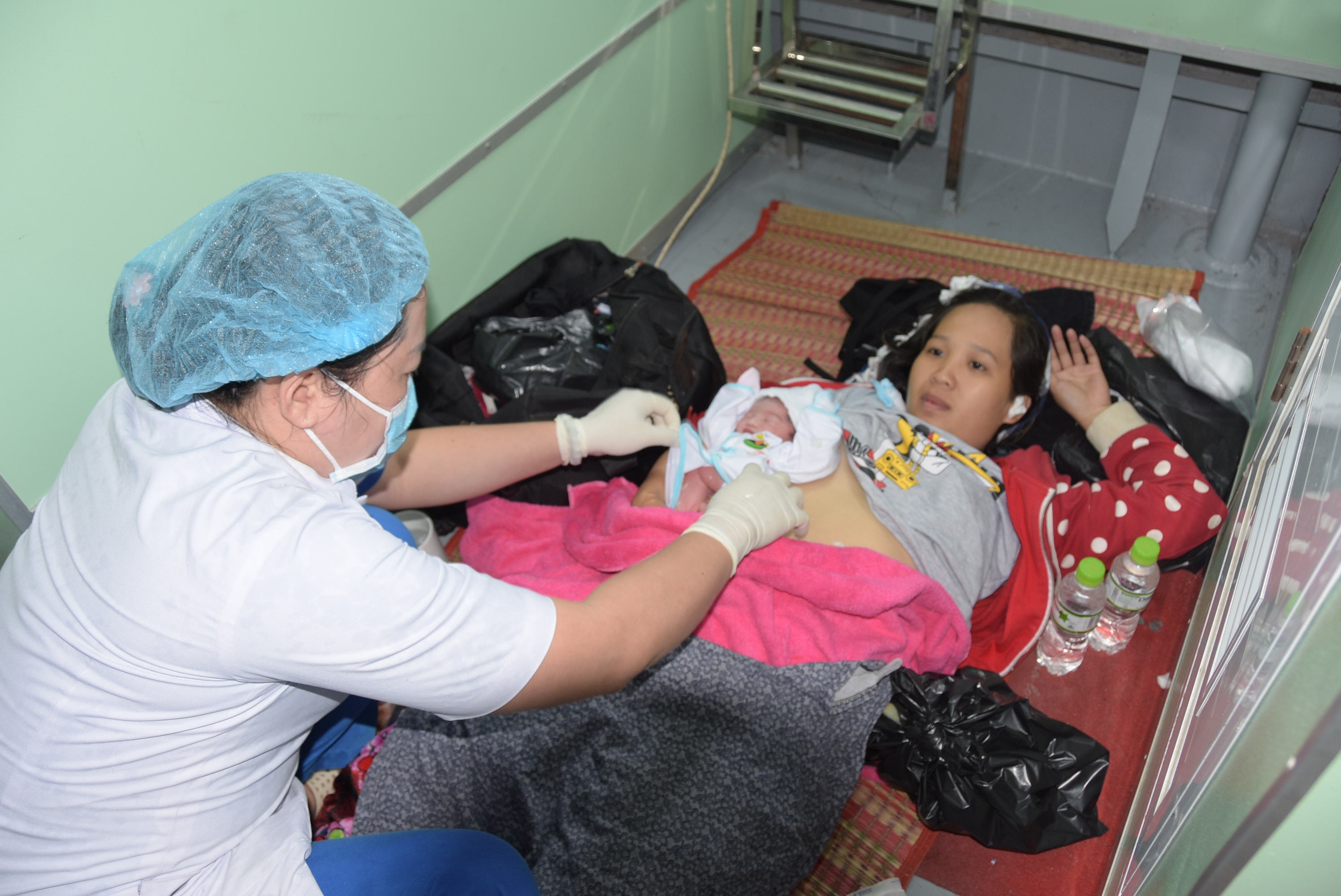 H&agrave;nh kh&aacute;ch nam đỡ đẻ th&agrave;nh c&ocirc;ng tr&ecirc;n t&agrave;u cao tốc - Ảnh 2.