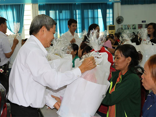 Ông Nguyễn Văn Dễ, chủ tịch LĐLĐ quận Bình Tân tặng quà cho CNVC-LĐ có hoàn cảnh khó khăn