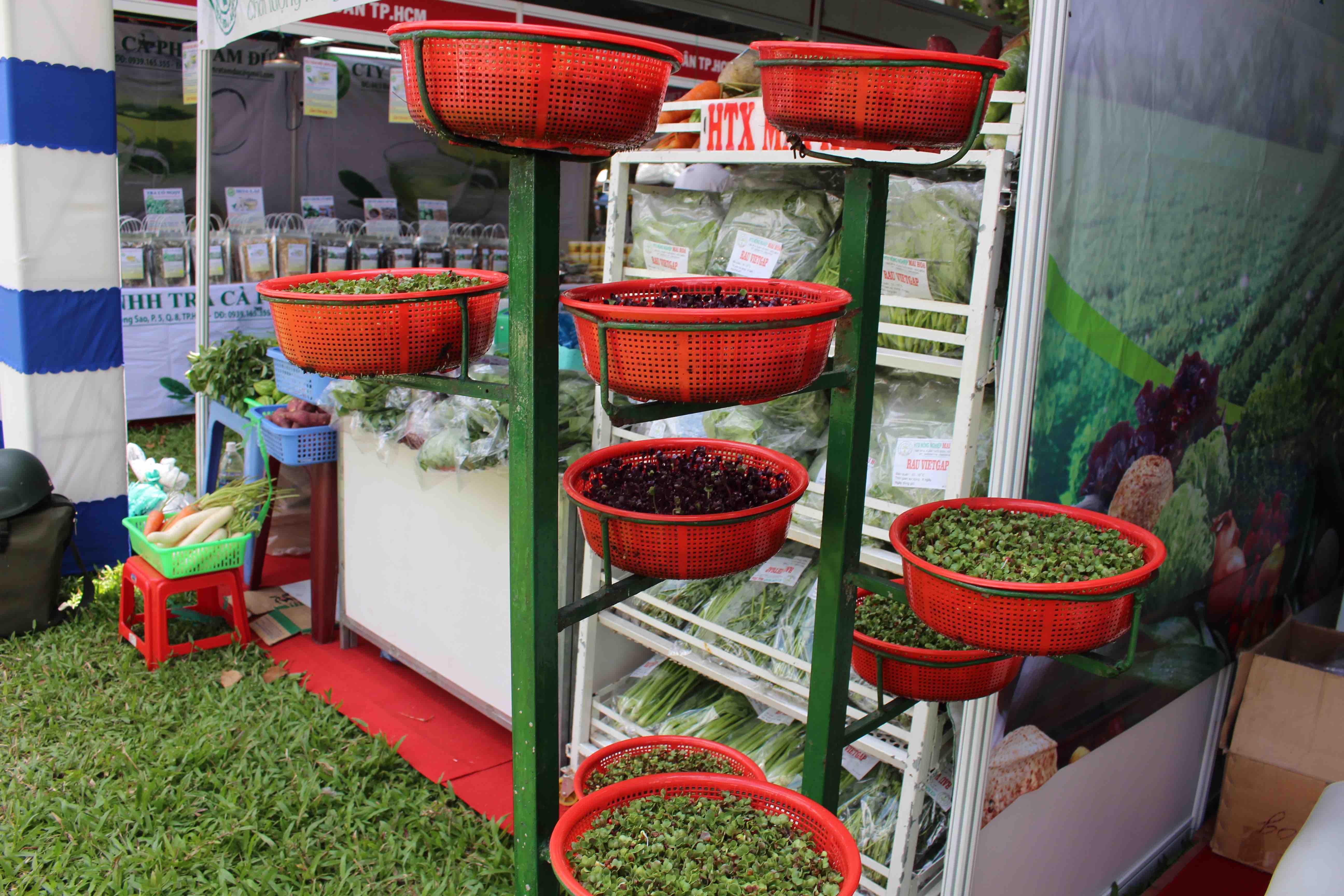
M&ocirc; h&igrave;nh trồng rau hữu cơ kiểu mới dạng th&aacute;p đơn giản, đẹp mắt, tiết kiệm kh&ocirc;ng gian, được chị Hoa trưng b&agrave;y giới thiệu với người ti&ecirc;u d&ugrave;ng v&agrave; t&igrave;m cơ hội kinh doanh.
