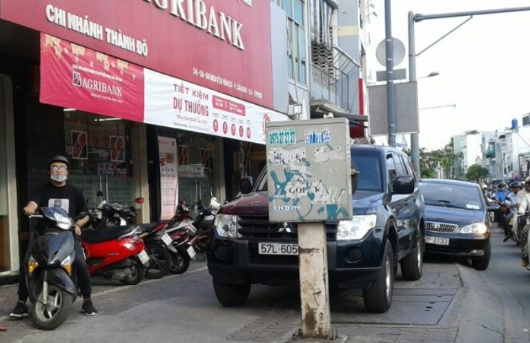 
Xe &ocirc; t&ocirc; đậu tr&ecirc;n vỉa h&egrave; trước một qu&aacute;n c&agrave; ph&ecirc; buộc người đi bộ phải đi ngay dưới đường
