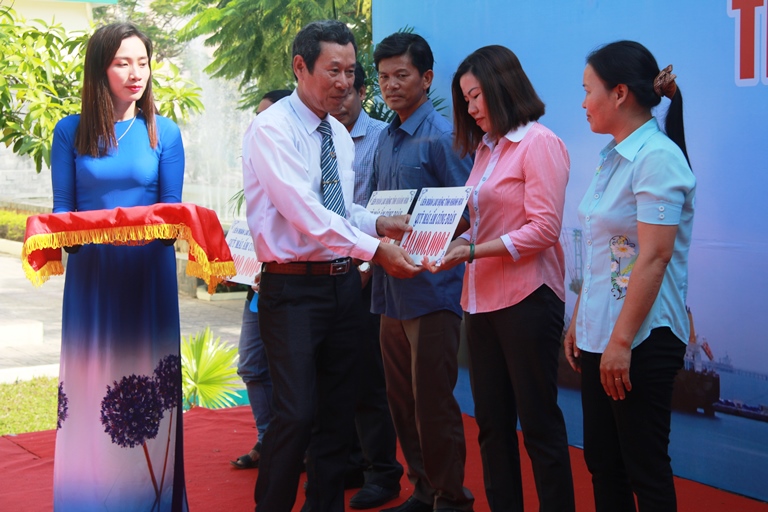 Ông Lê Xuân Hải, Phó chủ tịch LĐLĐ tỉnh Khánh Hòa trao kinh phí hỗ trợ xây dựng “Mái ấm Công đoàn” cho công nhân