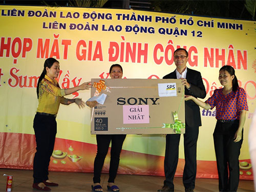 Chị Trần Thị Hiền, công nhân Công ty Shilla Bags Việt Nam, trúng giải nhất chương trình bốc thăm trúng thưởng tại “Tết sum vầy” do LĐLĐ quận 12 tổ chức