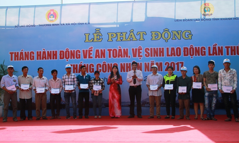 Lãnh đạo LĐLĐ tỉnh Khánh Hòa hỗ trợ công nhân có hoàn cảnh khó khăn