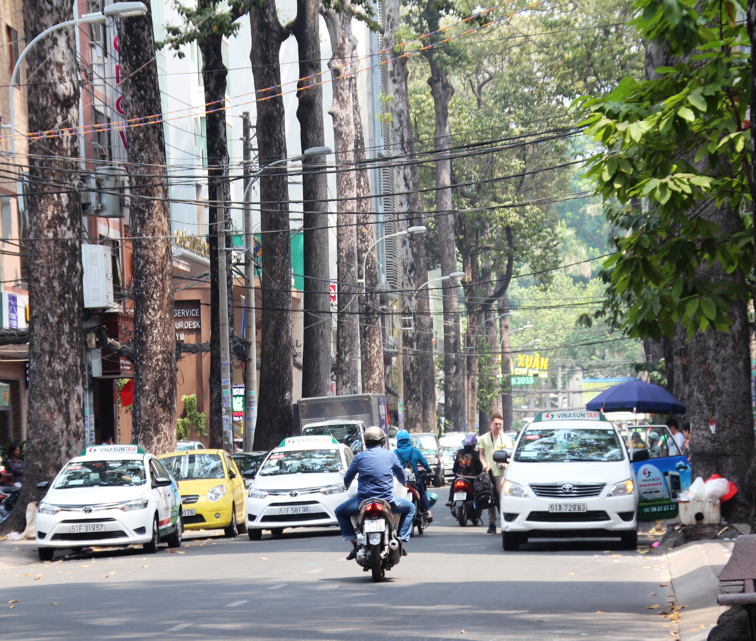 Taxi truyền thống "lột xác" để tồn tại