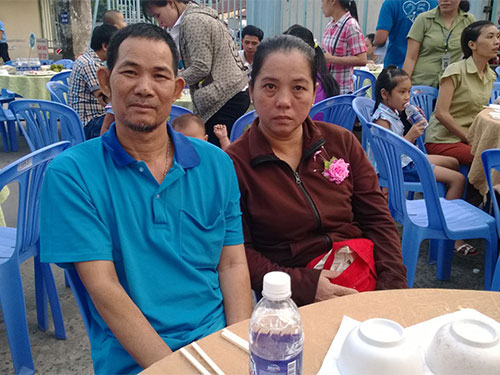 Dù gặp nhiều khó khăn trên đường đi nhưng chị Trần Thị Ngọc, công nhân Công ty CP XP Đại Cát, vẫn muốn tham dự “Tết sum vầy” do LĐLĐ quận 12 tổ chức cùng chồng.