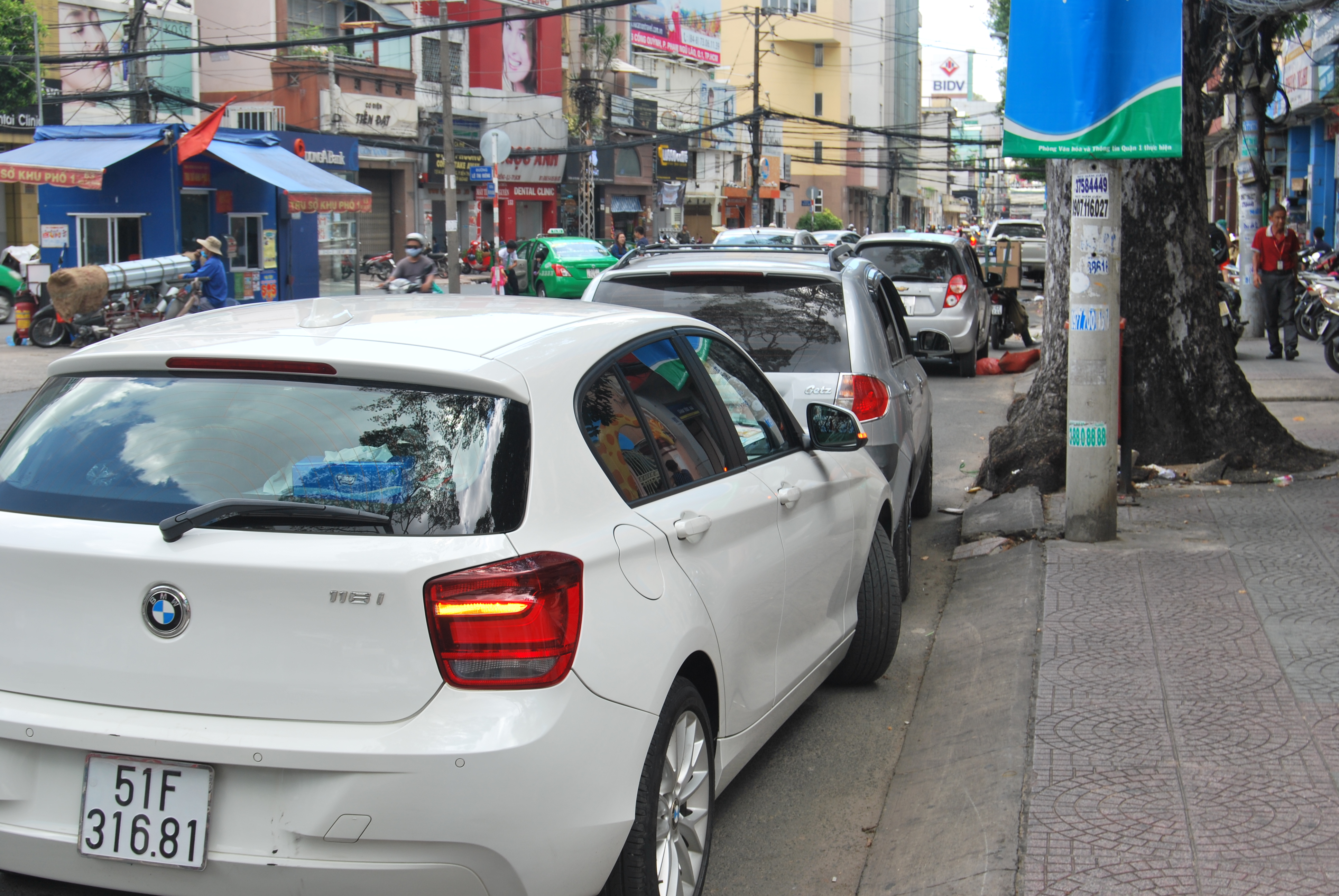 và đậu nối dài trên cả tuyến đường hơn 1 km.