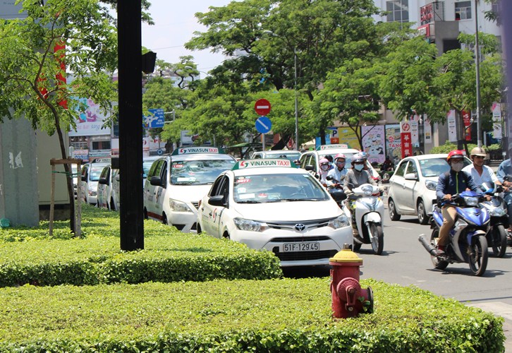 
Xe taxi đậu th&agrave;nh h&agrave;ng dưới l&ograve;ng đường Nguyễn Văn Cừ...

